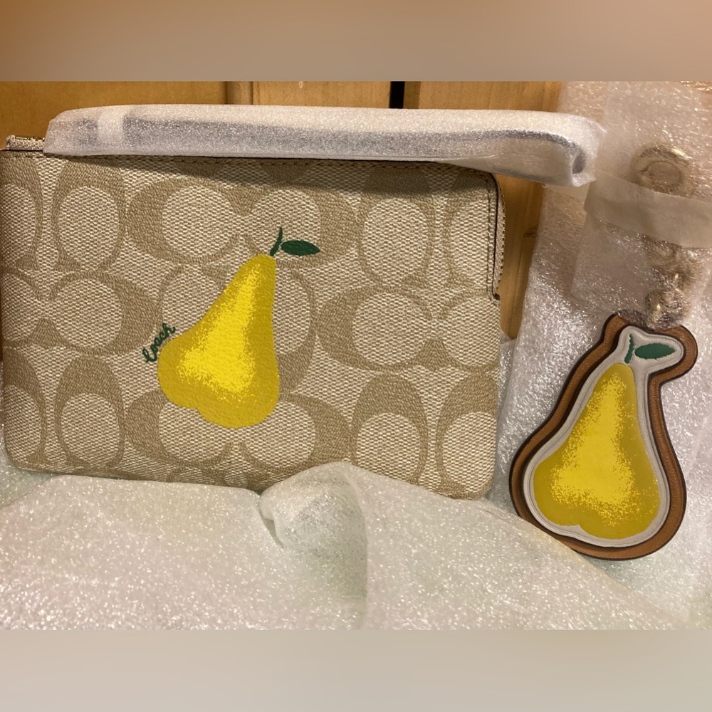 Coach corner zip sig. canvas wristlet w/pear. Khaki chalk multi.match 🔑 ring
